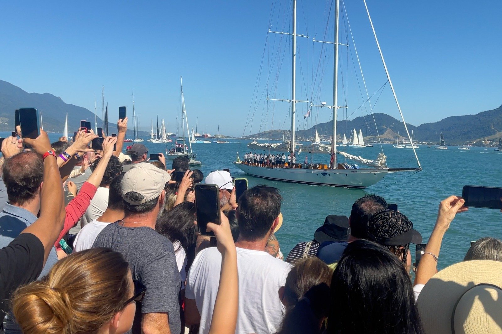 Desfile dos Barcos atrai multidão antes da largada da Semana de Vela de Ilhabela